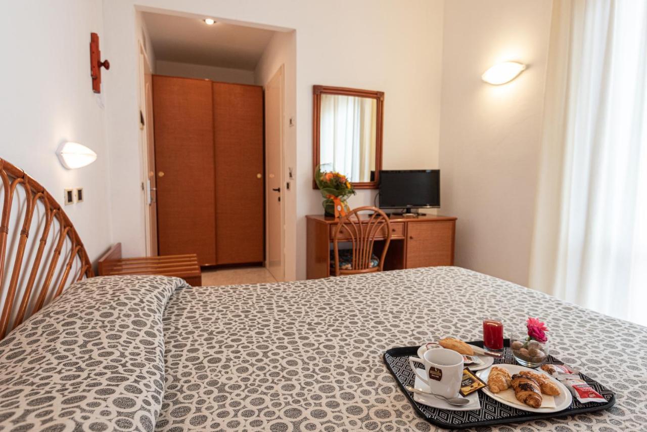 סן וינצ'נזו Hotel Il Delfino מראה חיצוני תמונה