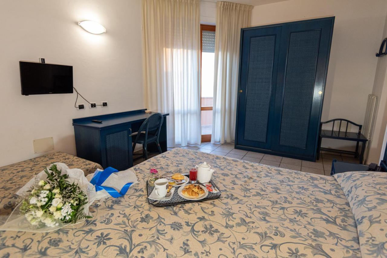 סן וינצ'נזו Hotel Il Delfino מראה חיצוני תמונה
