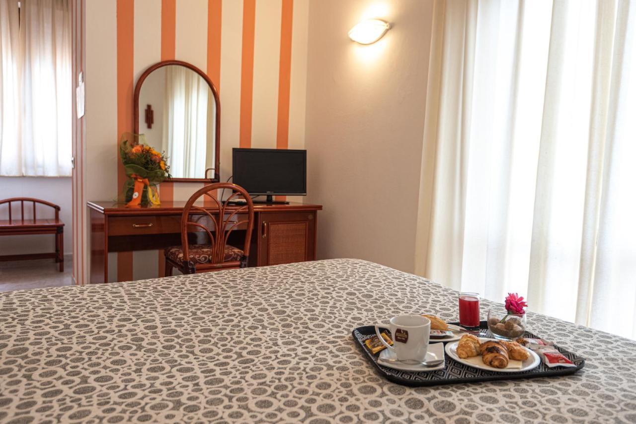 סן וינצ'נזו Hotel Il Delfino מראה חיצוני תמונה