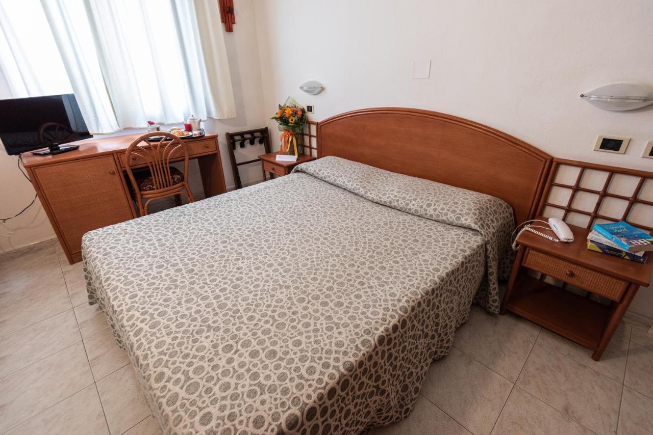 סן וינצ'נזו Hotel Il Delfino מראה חיצוני תמונה