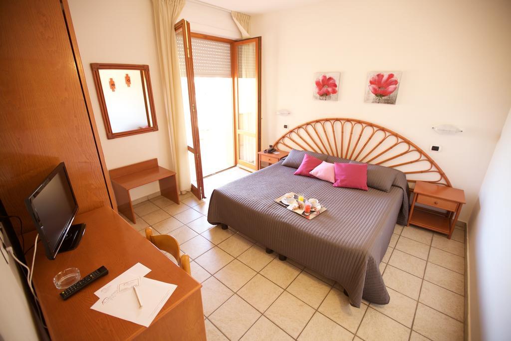 סן וינצ'נזו Hotel Il Delfino מראה חיצוני תמונה