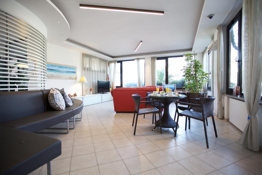 סן וינצ'נזו Hotel Il Delfino מראה חיצוני תמונה